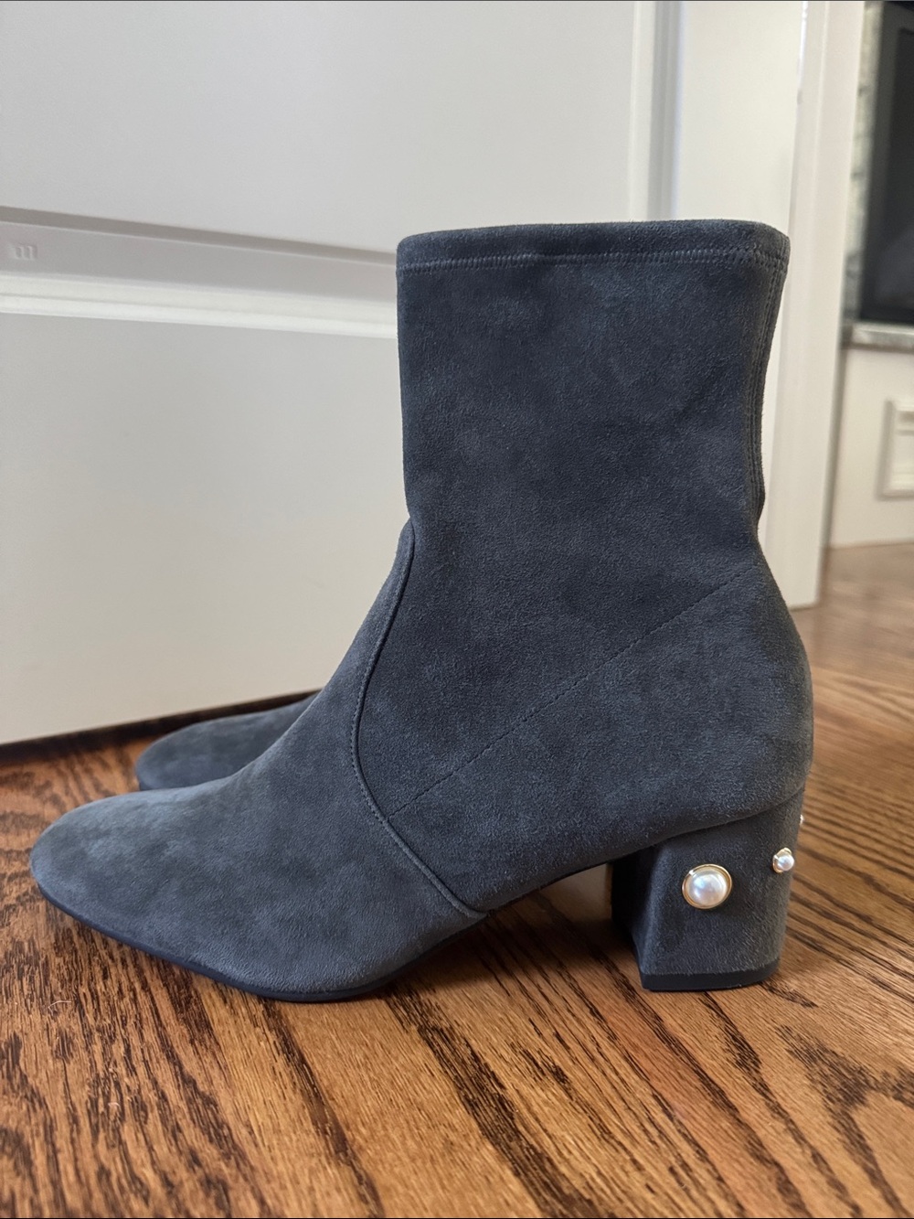 Stuart Weitzman Siggy 60 Pearl Booties 8.5B in Gray Suede